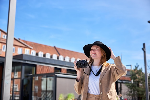 Foto junge frau beim fotografieren in der stadt