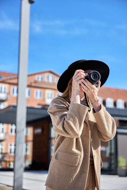 Foto junge frau beim fotografieren in der stadt