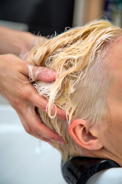 Junge Frau beim Friseur