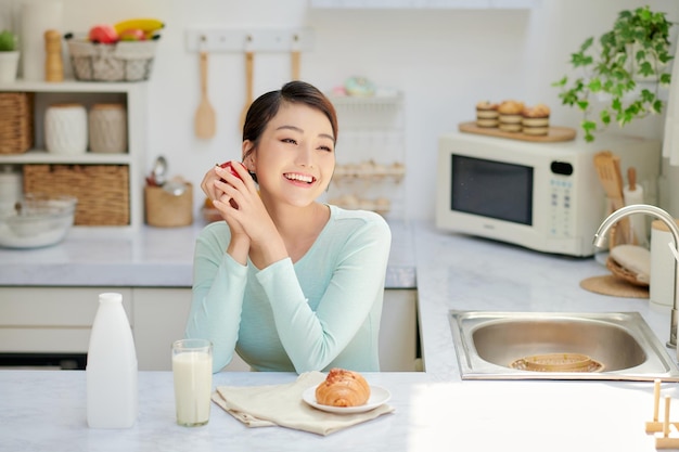 Junge Frau beim Frühstück Ausgewogene Ernährung