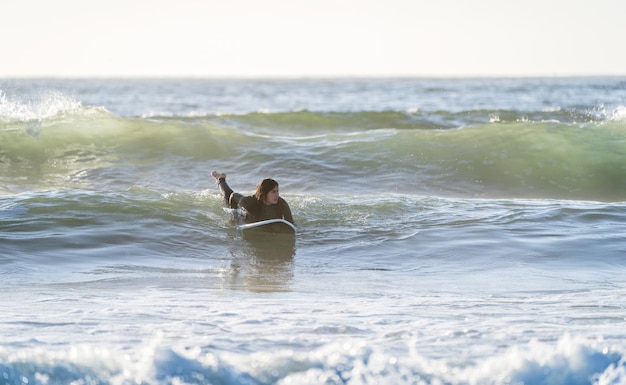 Junge Frau beim Surfen auf den Wellen