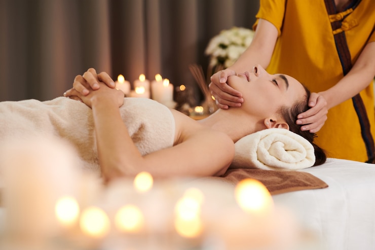 Foto junge frau bekommt spa-behandlung