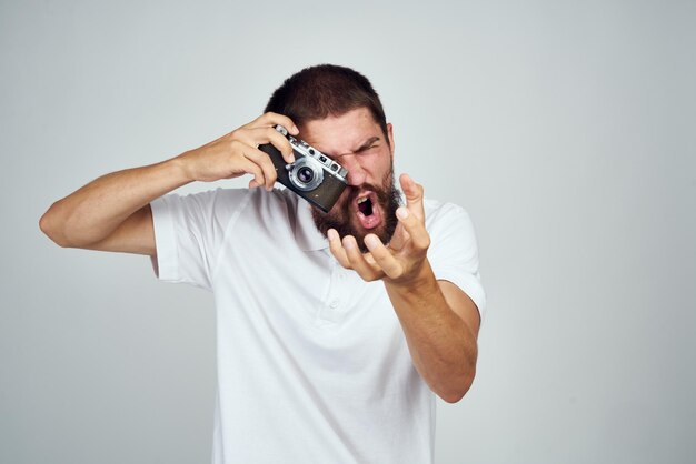 Foto junge frau benutzt ein handy vor weißem hintergrund