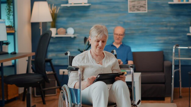 Junge Frau benutzt ein Handy, während sie in einem Café sitzt