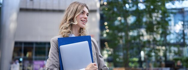 Foto junge frau benutzt ein handy