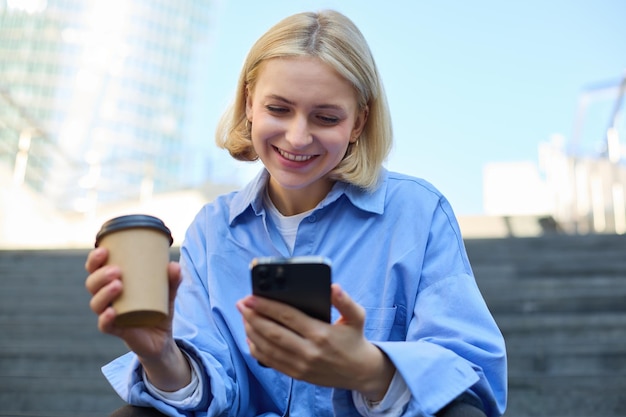 Foto junge frau benutzt ein handy