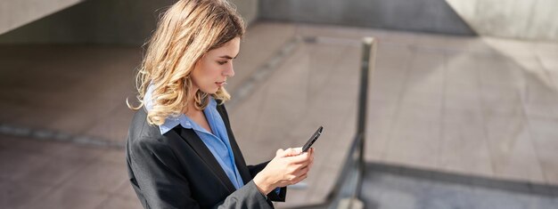 Foto junge frau benutzt ein handy