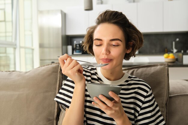 Foto junge frau benutzt ein handy