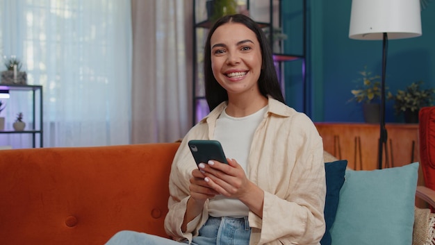 Junge Frau benutzt ein Handy