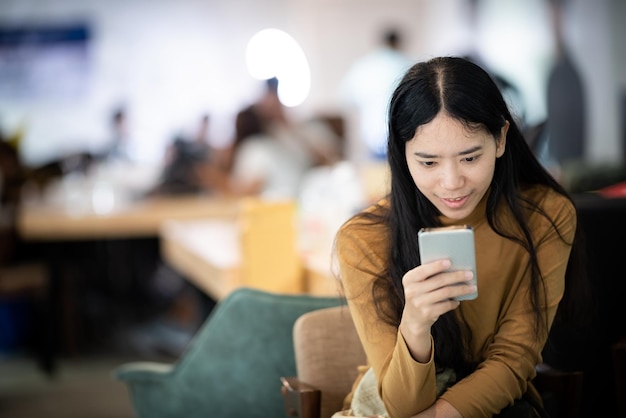 Junge Frau benutzt ein Handy