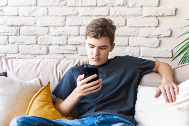 Junge Frau benutzt ein Handy