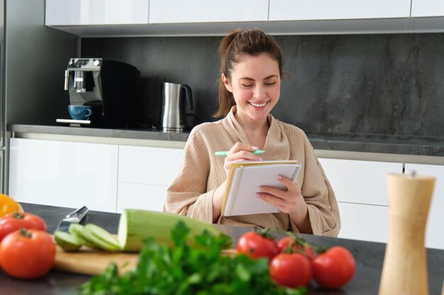 Foto junge frau benutzt ein handy