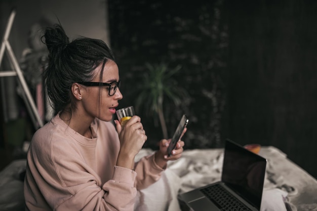 Junge Frau benutzt ein Smartphone