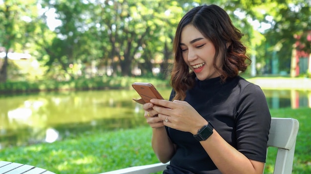 Junge Frau benutzt ein Smartphone