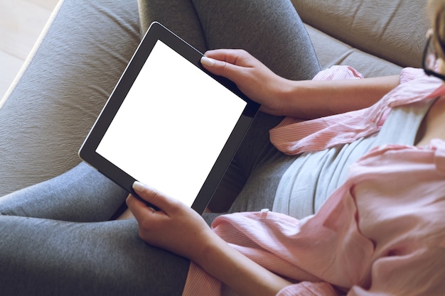 Junge Frau benutzt eine Tablette