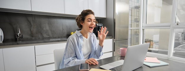 Junge Frau benutzt im Büro ein Handy