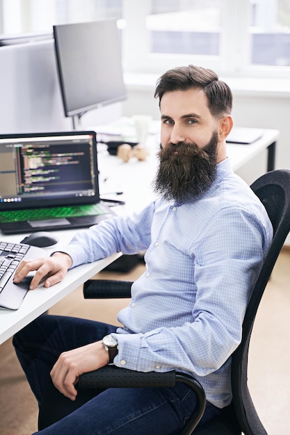 Junge Frau benutzt Laptop im Büro