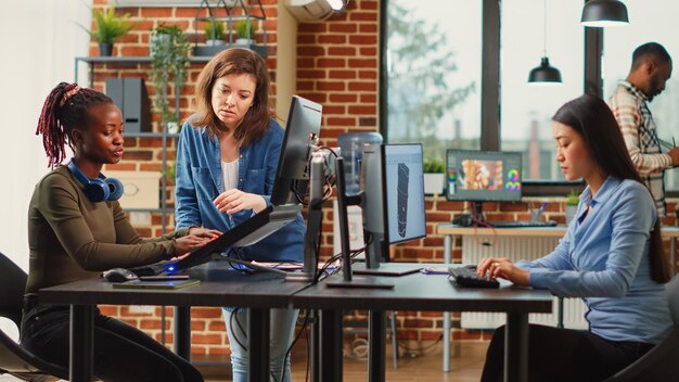 Foto junge frau benutzt laptop im café