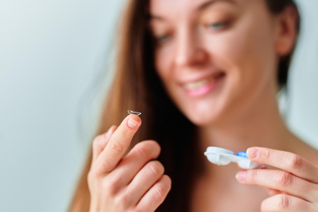 Junge Frau benutzt weiche Kontaktlinsen statt Brille