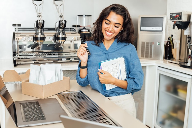 Foto junge frau benutzt zu hause ein handy