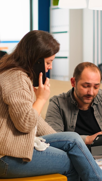 Junge Frau benutzt zu Hause ein Handy