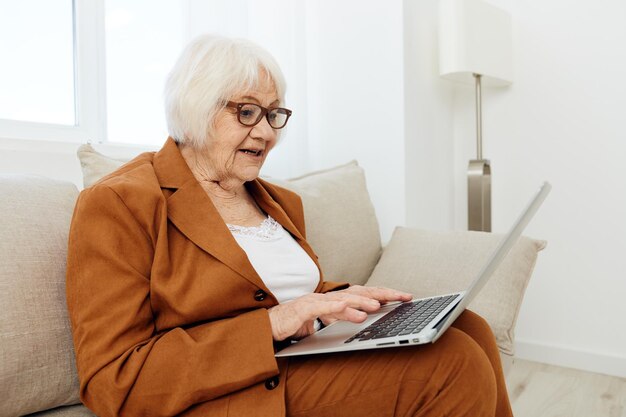 Junge Frau benutzt zu Hause einen Laptop