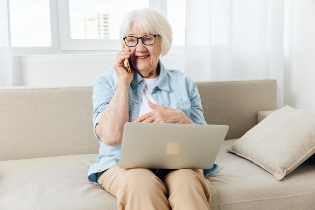 Junge Frau benutzt zu Hause einen Laptop