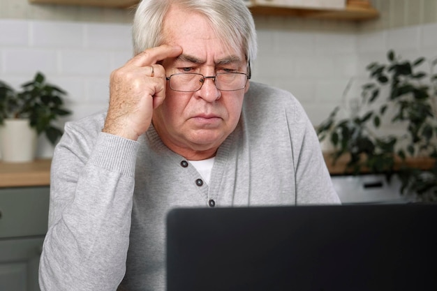 Junge Frau benutzt zu Hause einen Laptop