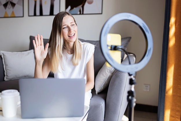 Junge Frau benutzt zu Hause einen Laptop