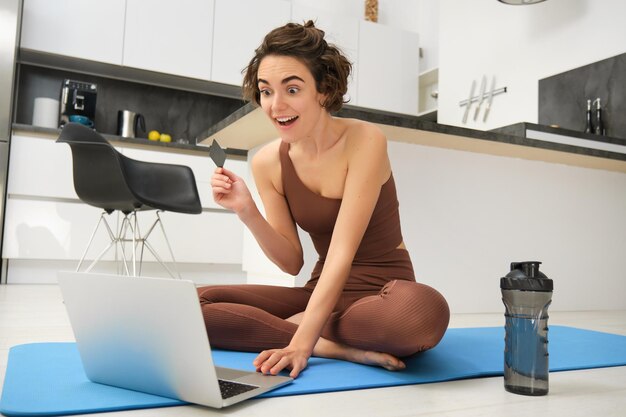 Foto junge frau benutzt zu hause einen laptop