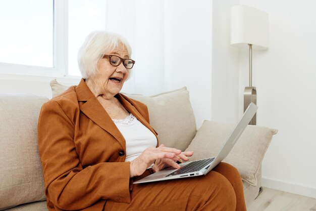 Junge Frau benutzt zu Hause einen Laptop