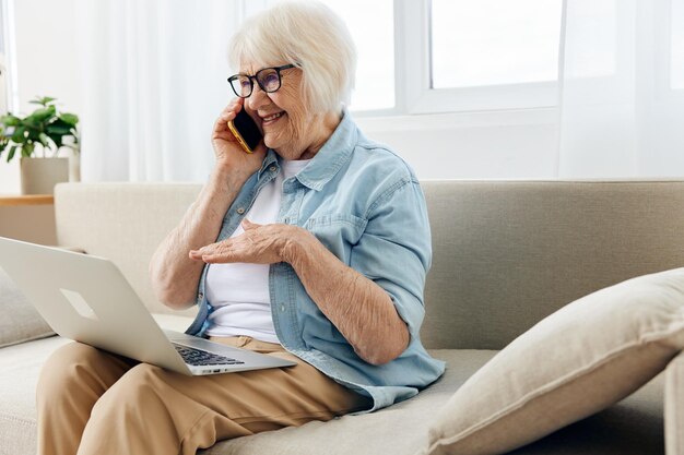 Junge Frau benutzt zu Hause einen Laptop