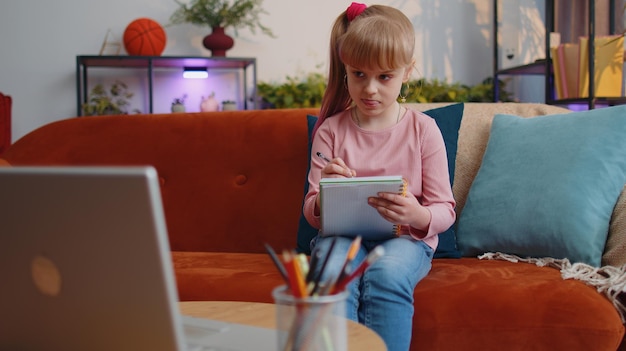 Junge Frau benutzt zu Hause einen Laptop