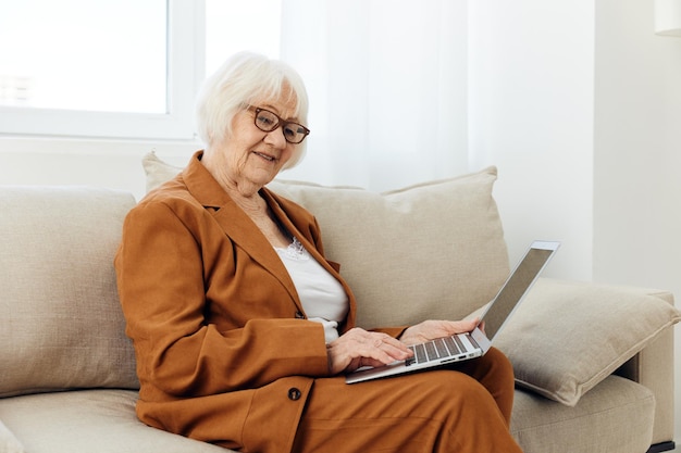 Junge Frau benutzt zu Hause einen Laptop
