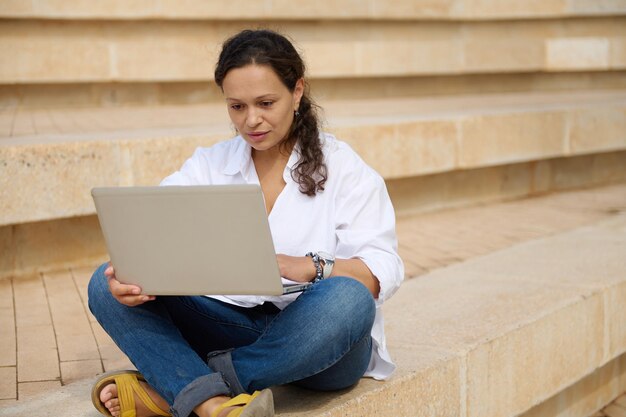 Foto junge frau benutzt zu hause einen laptop