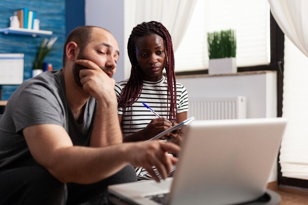 Foto junge frau benutzt zu hause einen laptop