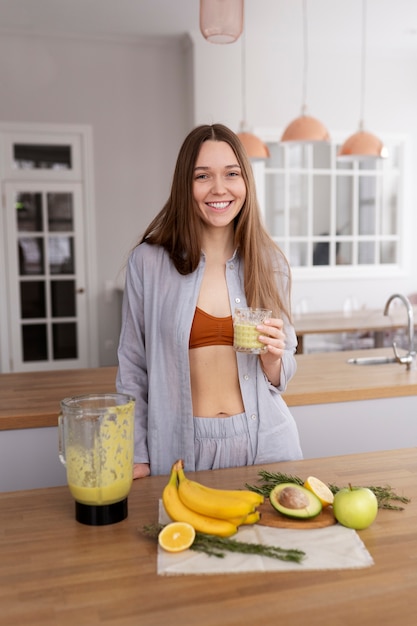 Foto junge frau bereitet ihre ernährungsdiät vor