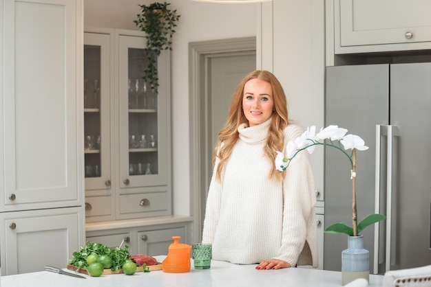 Junge Frau bereitet in der Küche gesunde Ernährung Salat Diät Diät Konzept Gesunder Lebensstil Kochen zu Hause Essen zubereiten Schneidezutaten auf dem Tisch
