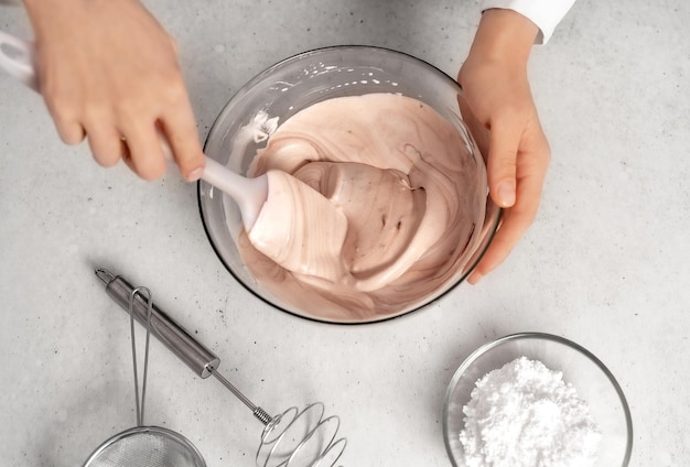 Junge Frau bereitet Schokoladencreme zu