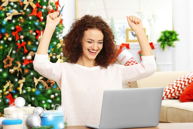 Junge Frau bestellt Weihnachtsgeschenke online