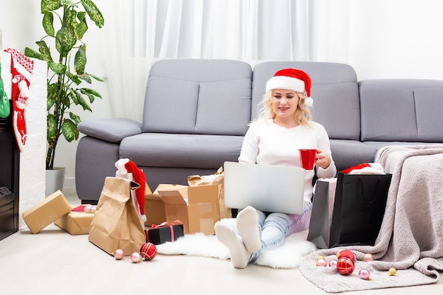 Junge Frau bestellt Weihnachtsgeschenke online