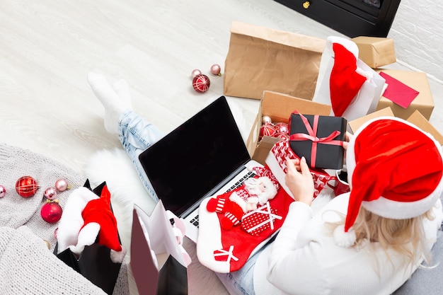 Junge Frau bestellt Weihnachtsgeschenke online