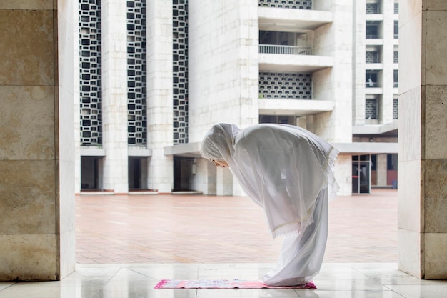 Junge Frau betet in der Moschee