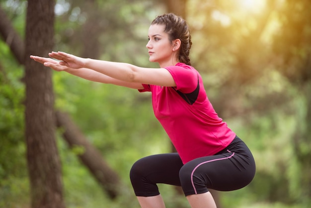 Junge Frau Übung im bewaldeten Waldgebiet Fitness gesunden Lebensstil Konzept