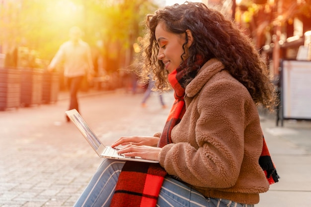 Junge Frau der ethnischen Zugehörigkeit, die sich ein Online-Bildungs-Webinar mit einem Laptop ansieht