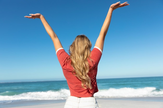 Junge Frau der Rückansicht am Strand