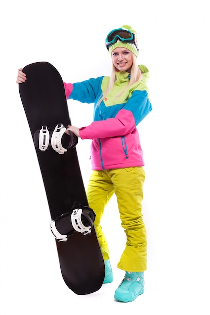 Junge Frau der Schönheit im Skianzug und in den Skibrillen halten Snowboard