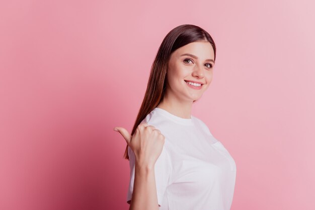 Junge Frau des positiven Beraters, die den Weg mit den Daumenfingern zeigt, lenkt den leeren Raum zurück