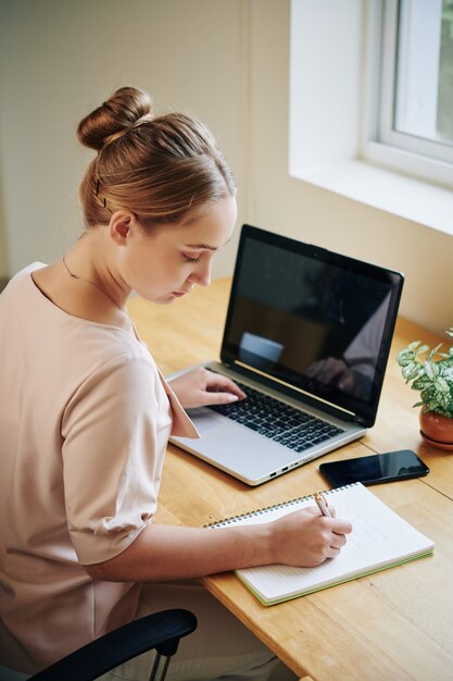 Junge Frau, die allein arbeitet