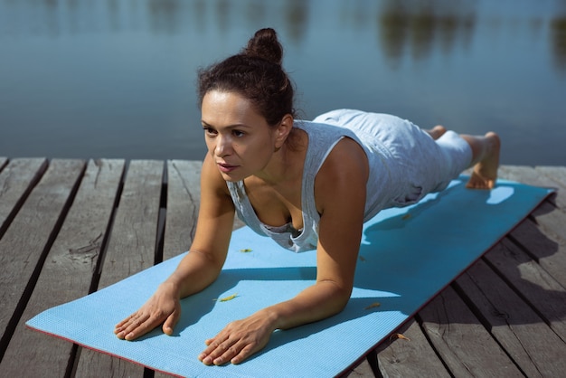 junge Frau, die am See trainiert